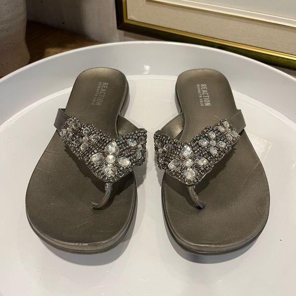 KENNETH COLE REACTION • Size 9 • Beaded Thong Sandals - Picture 3 of 7